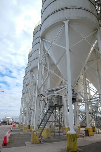 VEGAPULS 6X-Sensoren überwachen die Rohstofflagerung in großen Silos.