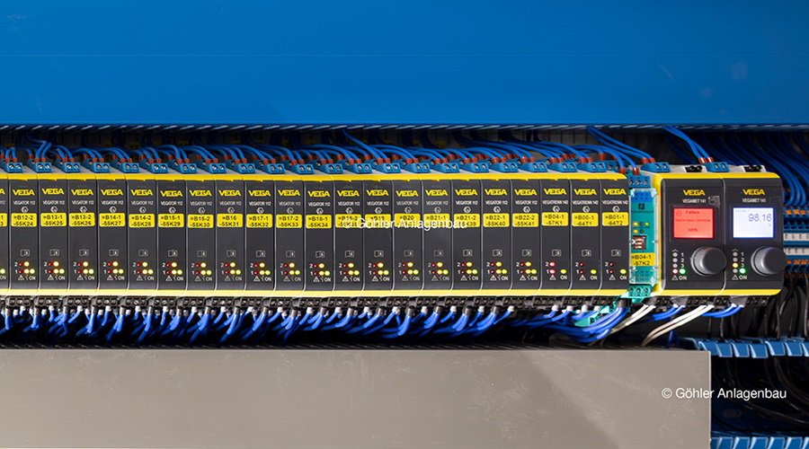 Ein Schaltschrank-basiertes VEGATOR-Steuergerät vereinfacht die WHG-Prüfung der Überfüllsicherungen.