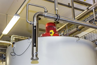 Ein Vibrationsgrenzschalter der VEGASWING-Serie verhindert die Überfüllung eines Tanks mit Rührwerk für flüssige Schokolade.