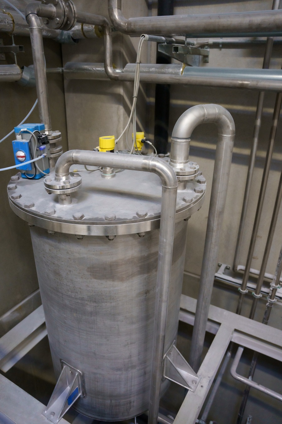 Ein geführter Radarsensor VEGAFLEX 81 und ein Vibrationsgrenzschalter VEGASWING 63 sorgen an einem Prozessbehälter für eine exakte Trennschichtmessung und eine zuverlässige Überfüllsicherung.