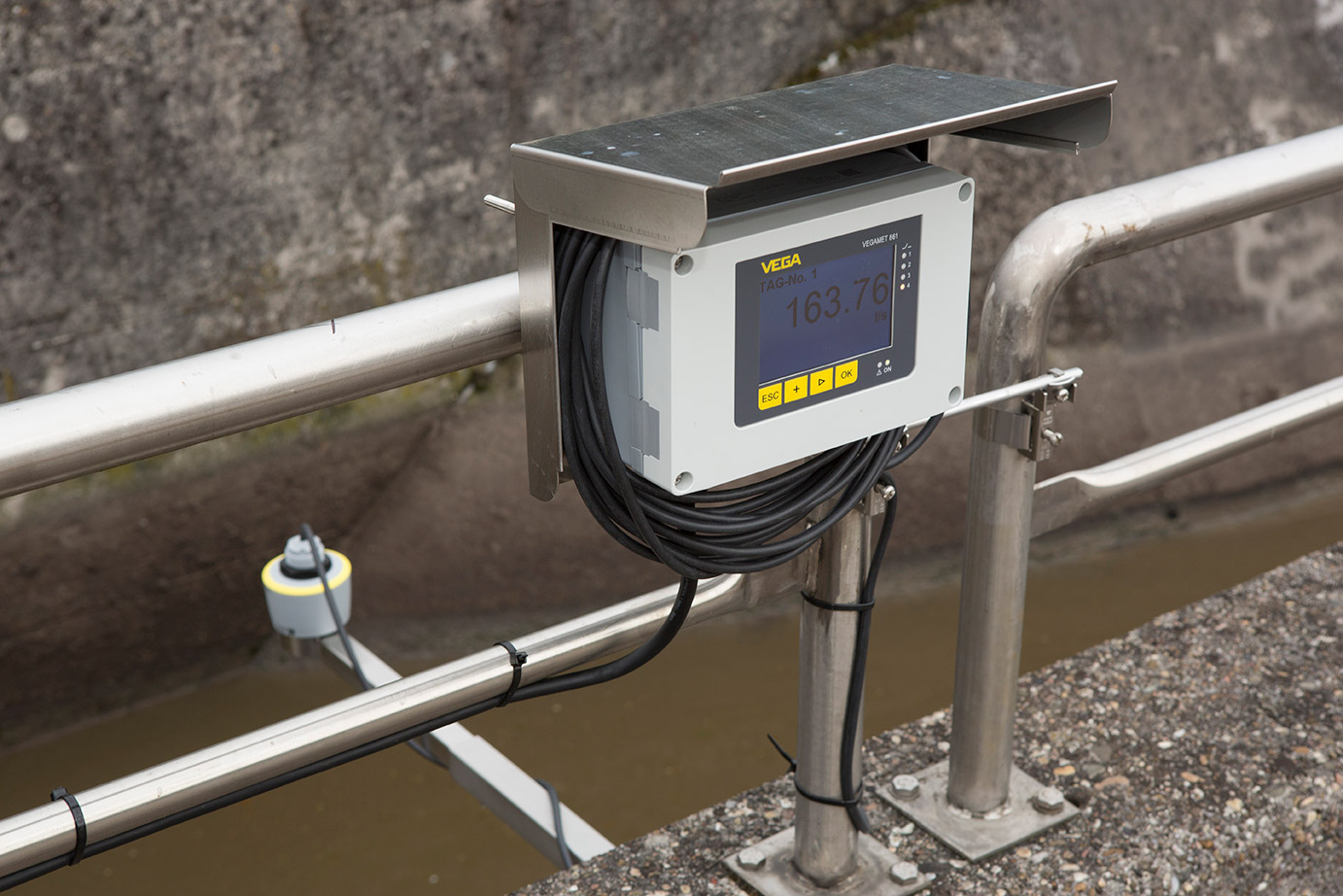 The new compact radar level instruments defy buildup to provide
