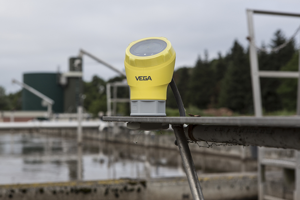 Los sensores radar compactos proporcionan unos valores de nivel fiables independientemente del proceso y las influencias del entorno