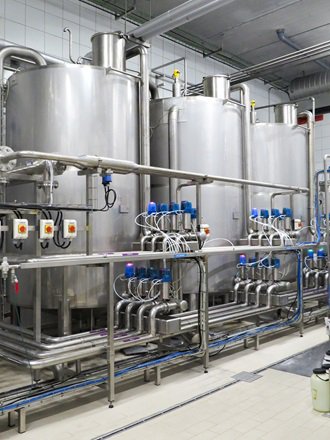 CIP systems are essential for absolutely hygienic production. VEGA sensors continuously measure the level of the cleaning agent for the cleaning and sterilisation of the production equipment.