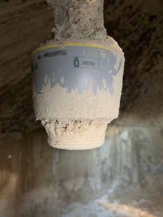 Dust buildup on a VEGAPULS C 21 radar level sensor doesn’t interfere with the level measurement.