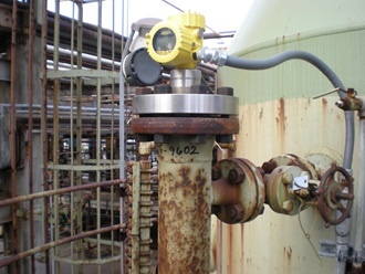 A VEGAFLEX 81 guided wave radar sensor is retrofitted in a displacer cage for an electronic level measurement.
