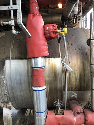 The VEGAFLEX 81 guided wave radar sensor retrofits into an old displacer measurement in a naphtha reboiler.