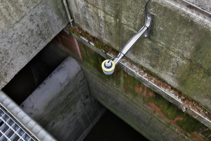 Die Anwendung in Regenüberlaufbecken und Pumpenschächten kommunaler Abwasseranlagen stellt hohe Anforderungen an die Robustheit von Sensoren.
