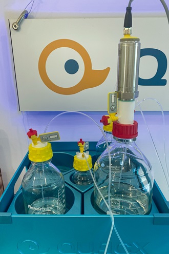 Der VEGAPULS 42 mit seinem fokussierten Messstrahl tastet Flüssigkeiten auch in schmalen Flaschenhälsen zuverlässig ab.