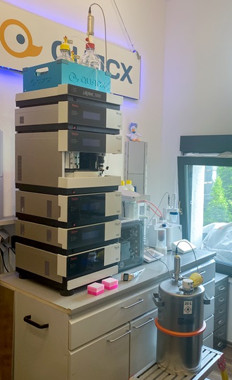 Die effiziente Füllstandüberwachung von Eluenten- und Lösemittelabfallbehältern mit dem Radarsensor VEGAPULS 42 in Kombination mit QUACX:smartRMS  bringt deutlich mehr Sicherheit in die chromatographische Anwendung.