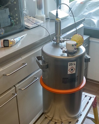 Der Radarsensor misst die Füllstände am Abfallfass auch durch den Filteraufsatz hindurch hochpräzise.