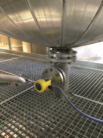 Electronic differential pressure measurement of a master sensor in a distillation tank.