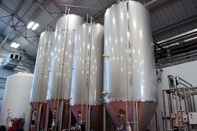 Nei serbatoi di fermentazione si ottiene la birra dalla combinazione di mosto e lievito.