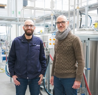 Hochzufrieden mit der Messtechniklösung: Vincenzo Varlese und Alessandro Tallone setzen auf präzise Sensorik für maximale Prozesssicherheit.