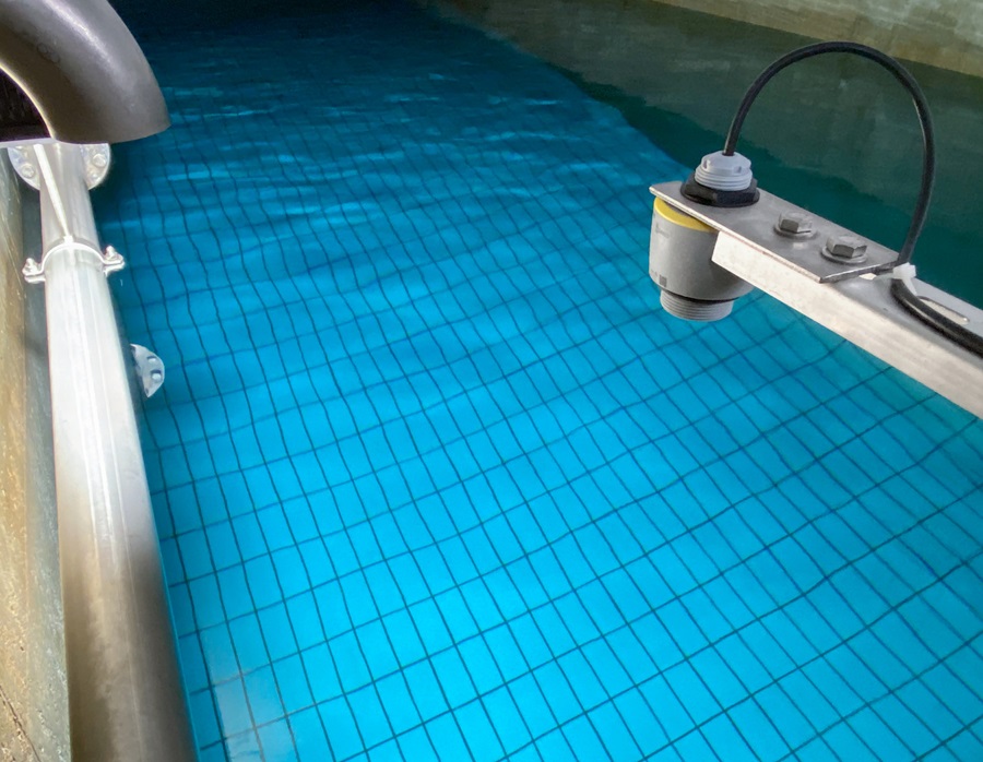 Ein VEGAPULS Radarsensor misst präzise den Füllstand an einem Wasserbecken.