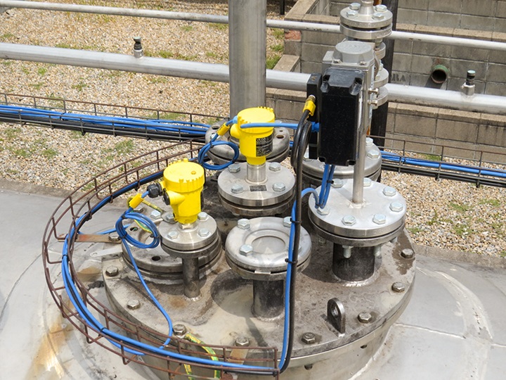 The level sensor VEGAPULS 64 secures the raw material supply