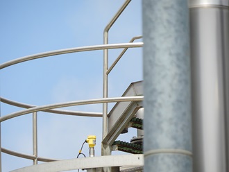 Mit dem Einbau des VEGAPULS 64 konnten die Messunsicherheiten gelöst werden. Der Sensor wurde dafür einfach auf den vorhandenen Stutzen aufgesetzt.