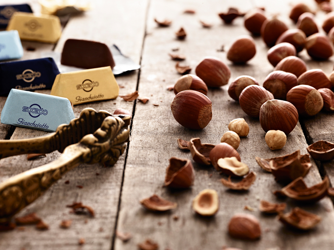 El VEGAPULS 64 supervisa el nivel en depósitos de crema de chocolate. El fundido perfecto.