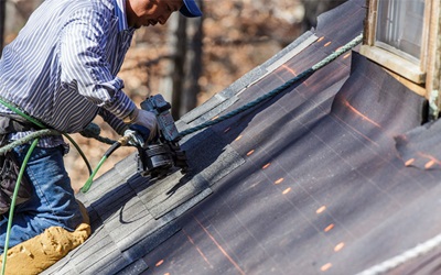 Shingles are dipped in asphalt and asphalt is measured with the VEGAPULS 64 radar sensor for liquid level.