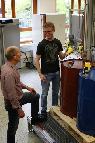 Silikongel-Vorratsfässer mit Radarsensoren VEGAPULS 64