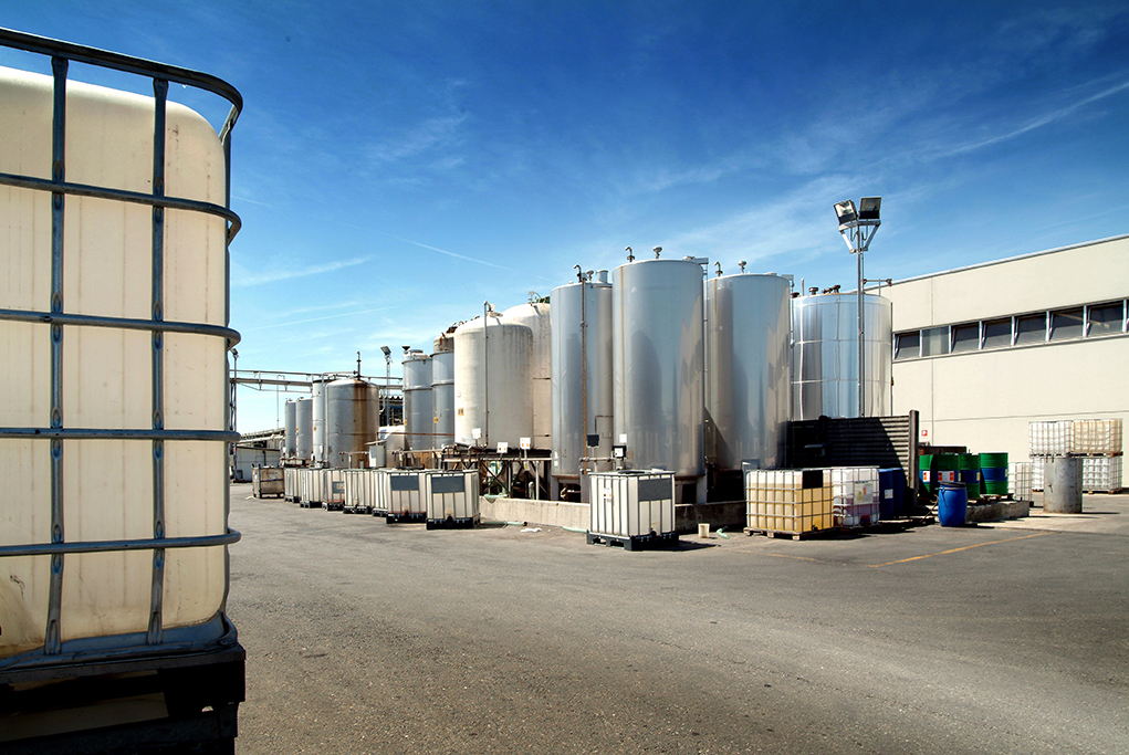 Opslag van verschillende chemicaliën in tanks.