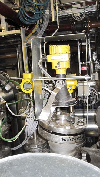 Bei Zeller+Gmelin herrschen in einem Autoklav Temperaturen bis 270 °C und Drücke bis 5,2 bar. Zudem können sich in dem Apparat Säuren oder Laugen befinden. Weil Produktberührte Messgeräte hier an ihre Grenzen kommen, wurde ein 80 GHz-Radargerät eingesetzt, das den Füllstand durch ein Schauglas hindurch misst.
