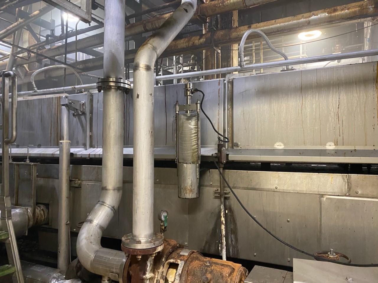 Operating large, industrial fryers relies on a single level measurement made in a small side chamber using a non-contact 80 GHz radar.