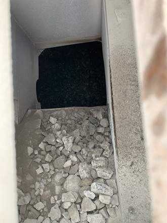 Rocks fall inside a stone bin, which causes noise and dust clouds that can interfere with level measurement instrumentation