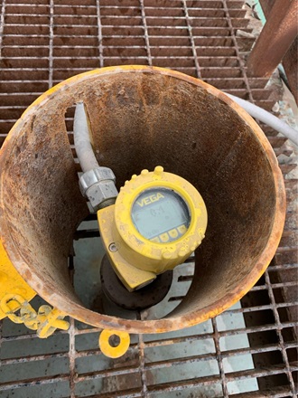 A VEGAPULS 69 radar level sensor measures the rock level inside the stone bin