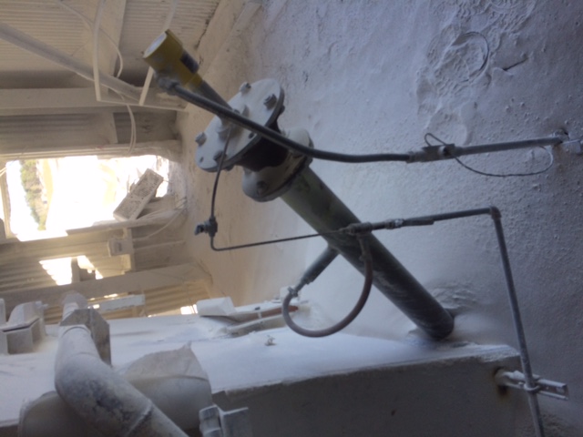 The VEGAPULS 69 mounted on a pipe in a clinker cooler.