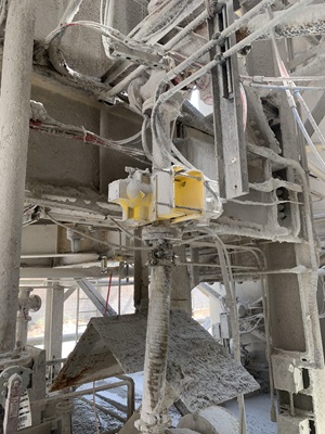 A MiniTrac 31 density sensor is mounted on a vertical pipe to monitor the lime and asphalt mixture flowing upward. The measurement is made without interfering with the process or process material.