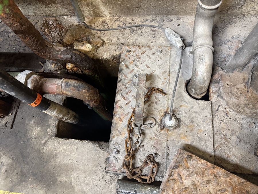 VEGAPULS C 21: Wired radar sensor for continuous level measurement in process water pit. Maintenance free operation due to 80 GHz technology.