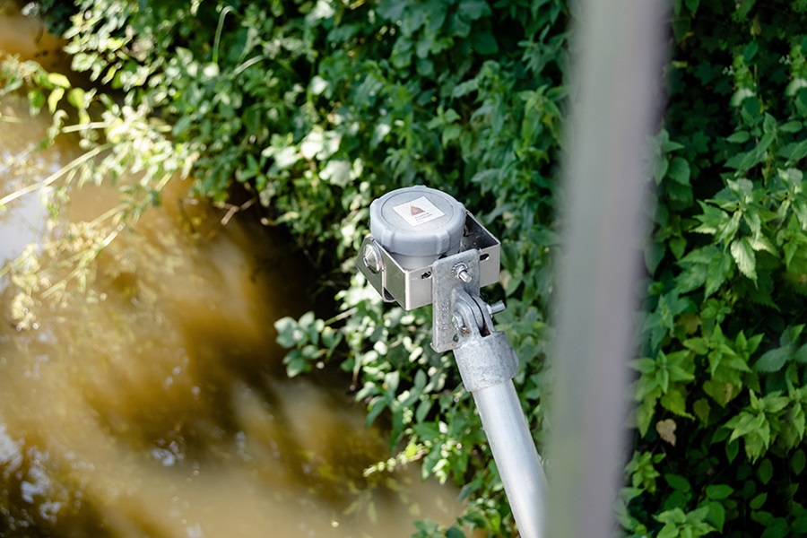Dank des kleinen Öffnungswinkels ist der Einsatz des VEGA-Radarsensors VEGAPULS Air 41 auch an dicht bewachsenen Wasserläufen kein Problem.