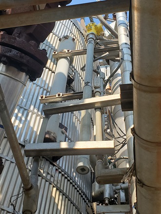 Installation of a VEGA sensor on a catalyst