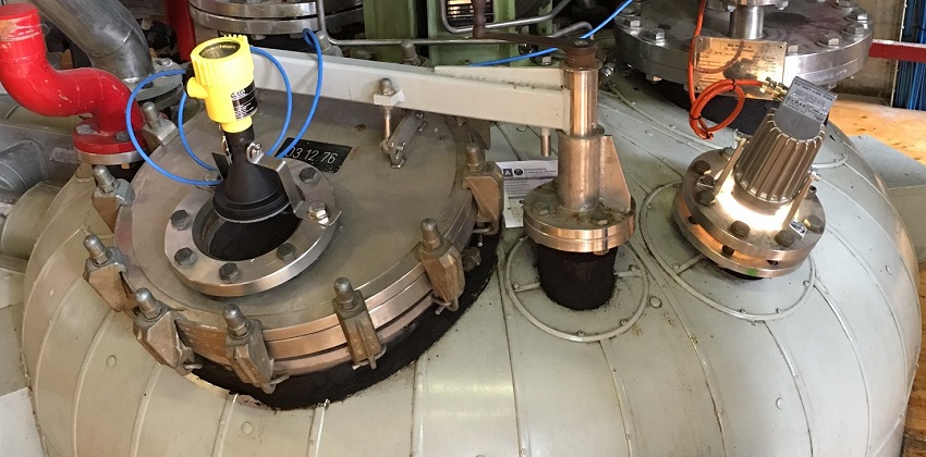 VEGA radar sensors can measure liquid level through sight glasses.