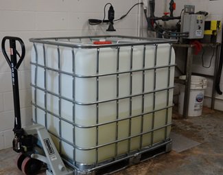 The VEGAPULS WL 61 can remain mounted over portable IBC tanks.