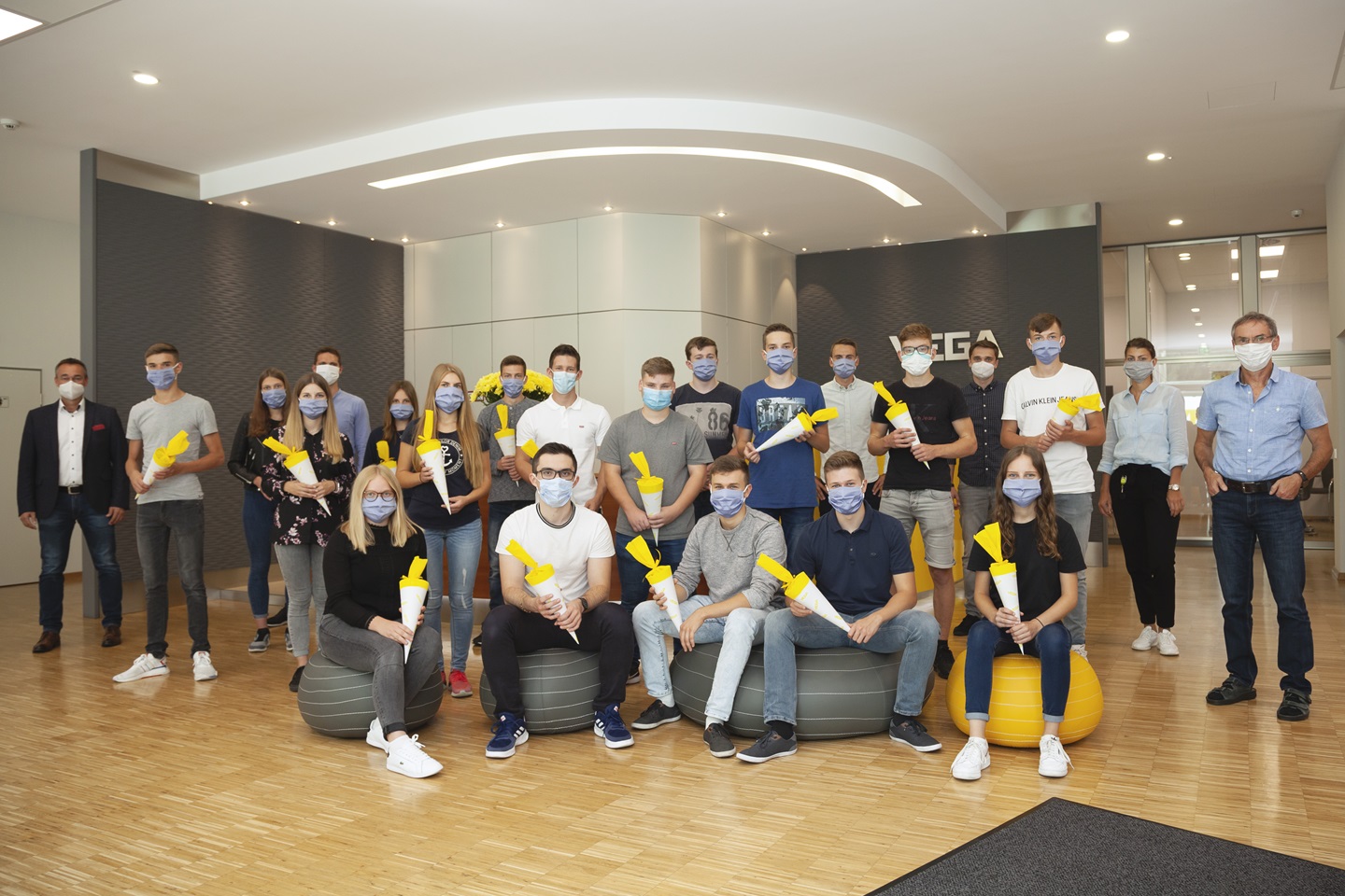Neue VEGAAuszubildende und erfolgreiche Absolventen