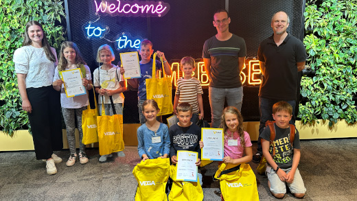 Viel zu entdecken hatten die Kinder aus der Hector Akademie Wolfach bei der Firma VEGA in Schiltach. Begleitet wurden sie auf ihrer Erkundungstour von Lehrerin Sabrina Schätzle (links) sowie Jochen Huber (Zweiter von rechts, hintere Reihe) und Levin Dieterle (beide VEGA).