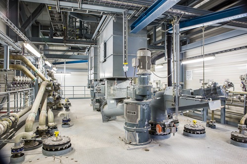 Industrial process installation in an energy plant with instrumentation for process monitoring and measurement